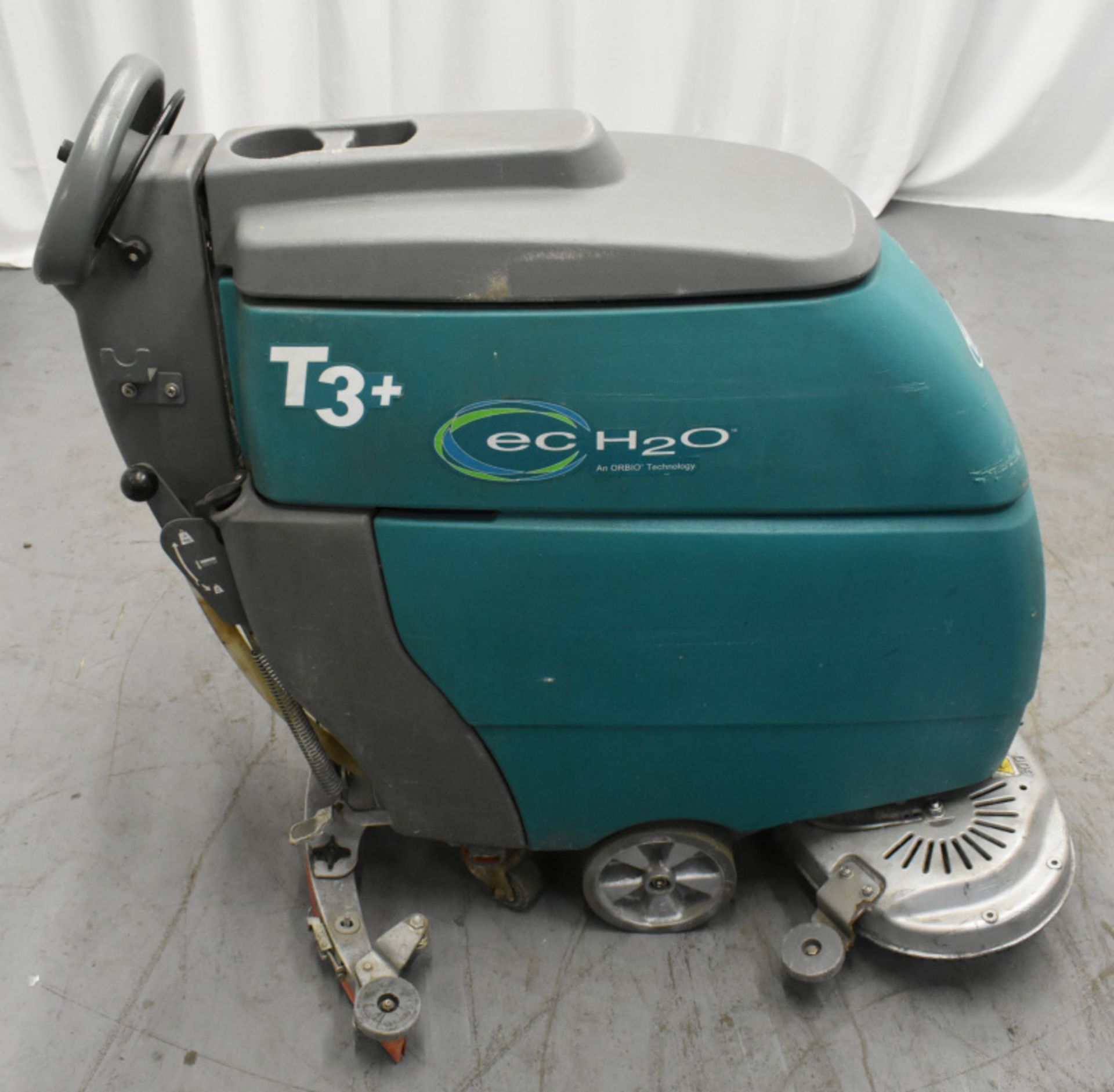 Tennant T3+, comes with key and working charger, starts and runs 1572 hours - Image 7 of 9