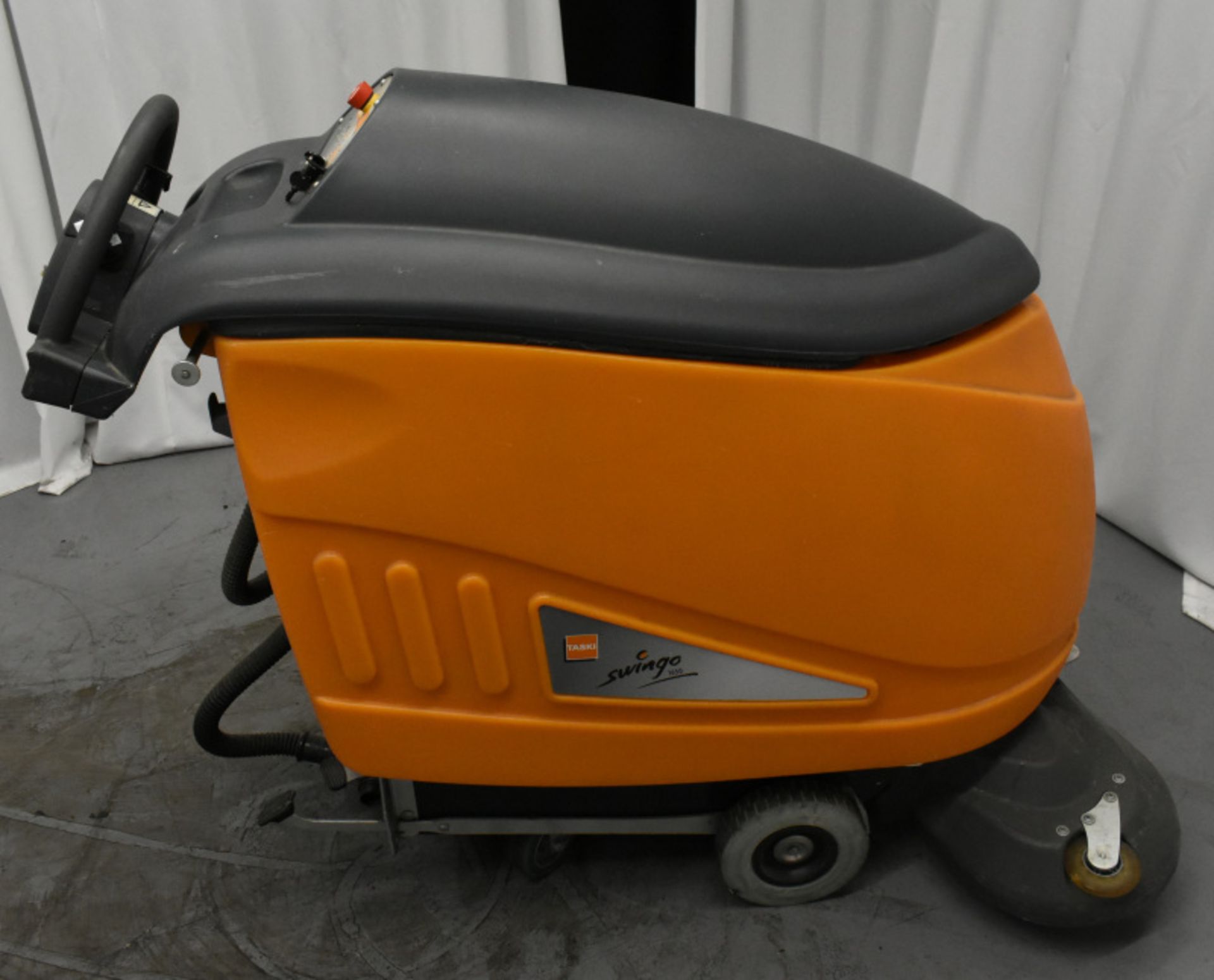 Taski Swingo 1650 Floor Scrubber Dryer, comes with key, starts and runs - Image 4 of 6