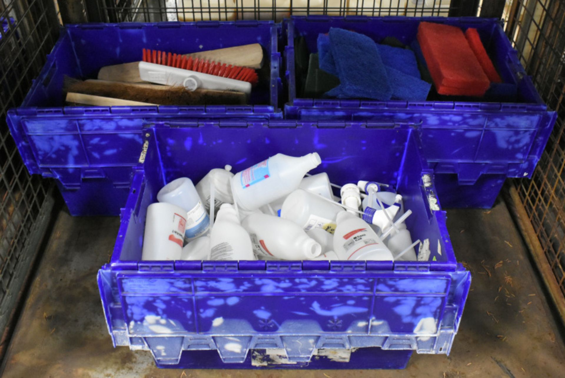 Various Brush Heads, Various sized scourers and empty plastic spray bottles