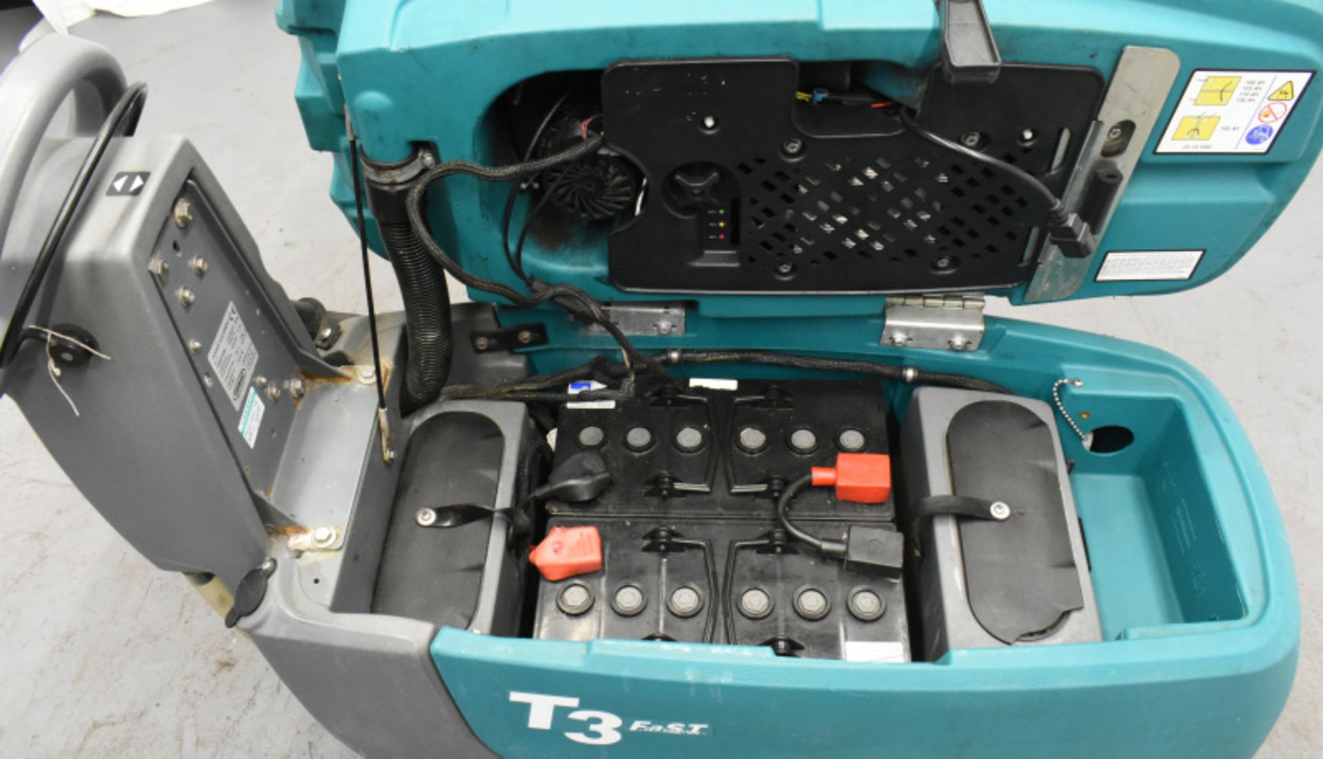 Tennant T3 Fast, comes with key and working charger, starts and runs 1213 hours - Image 6 of 9