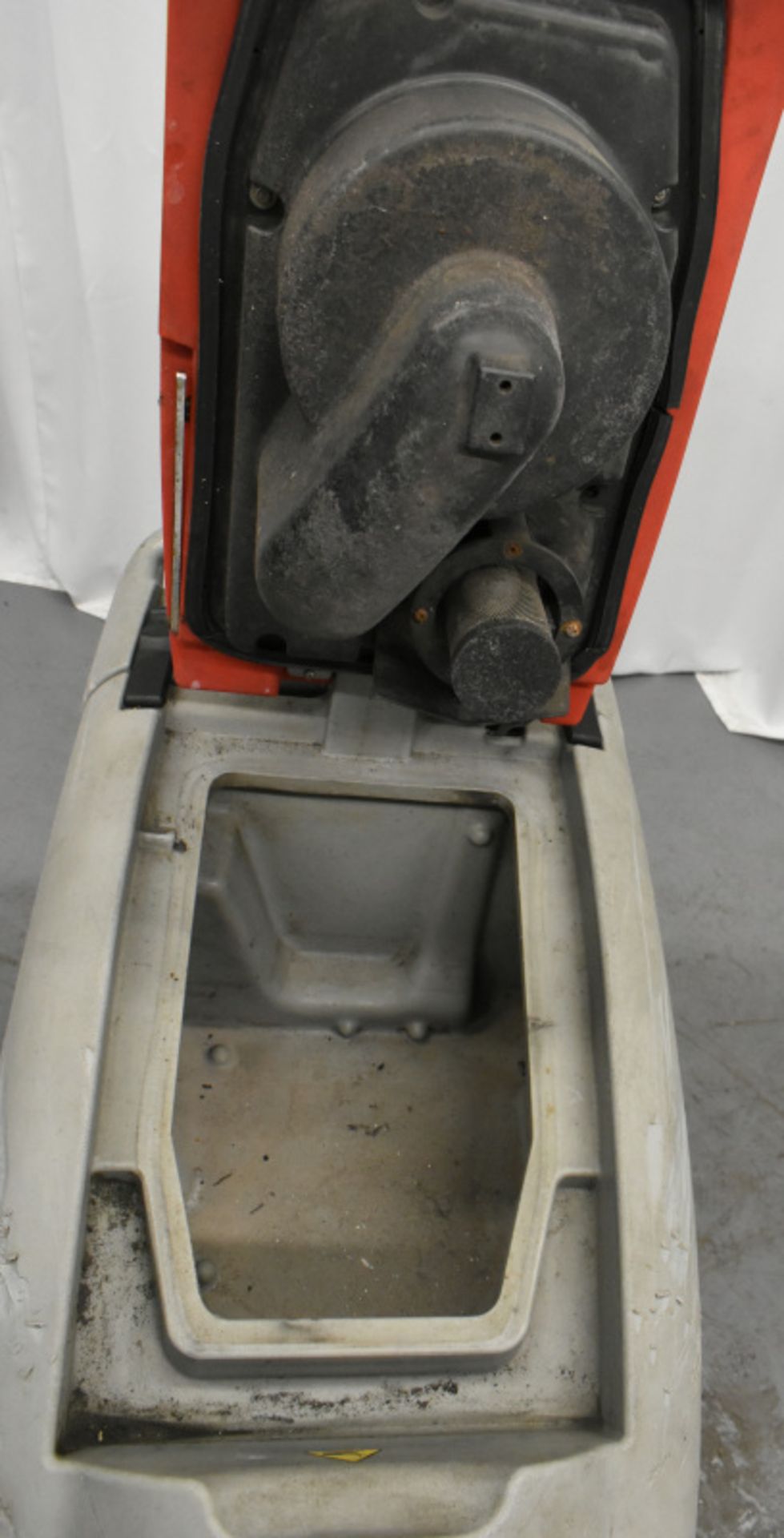 Comac Abila 52Bt Floor Scrubber Dryer, comes with key, starts and runs- 945 hours - Image 5 of 7