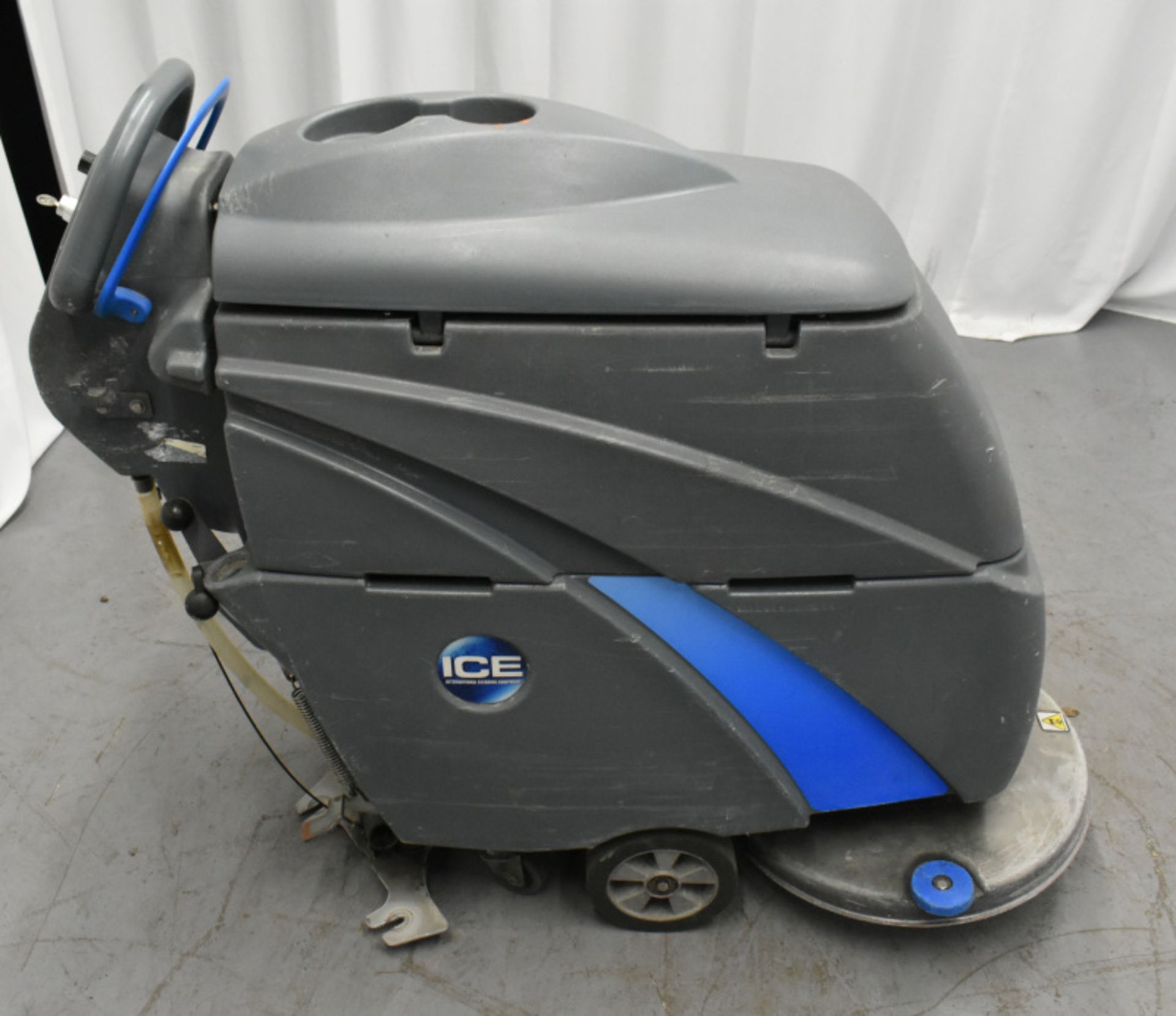 ICE Floor Scrubber Dryer, comes with key, starts and runs- 5891 hours - Image 5 of 8