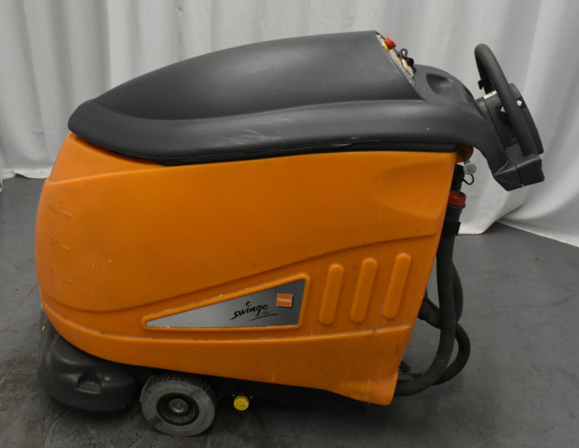 Taski Swingo 1650 Floor Scrubber Dryer, comes with key, starts and runs