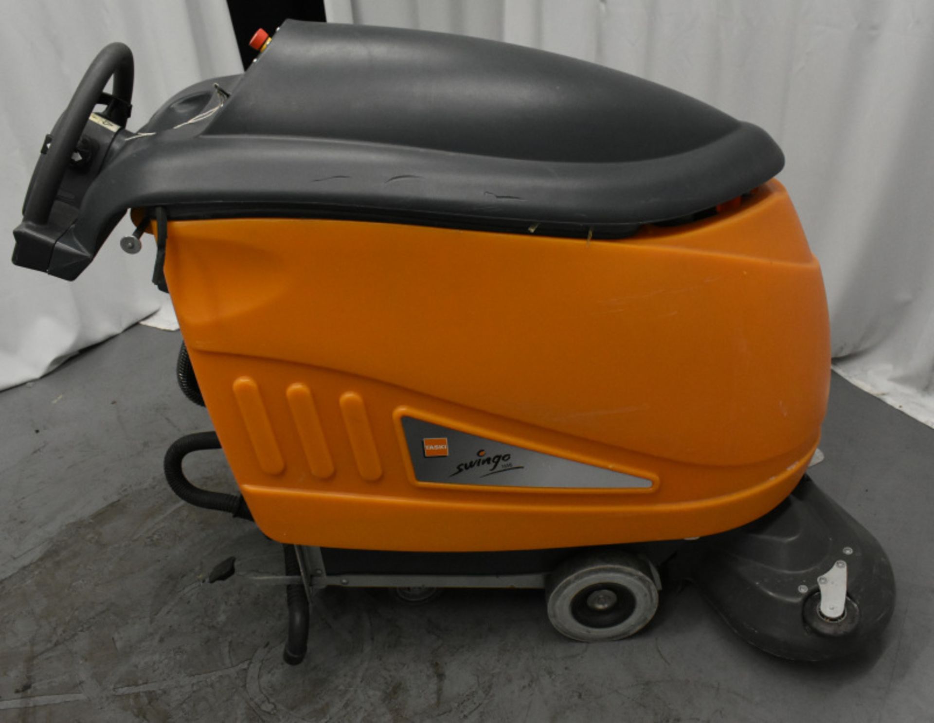 Taski Swingo 1650 Floor Scrubber Dryer, comes with key, starts and runs - Image 4 of 6