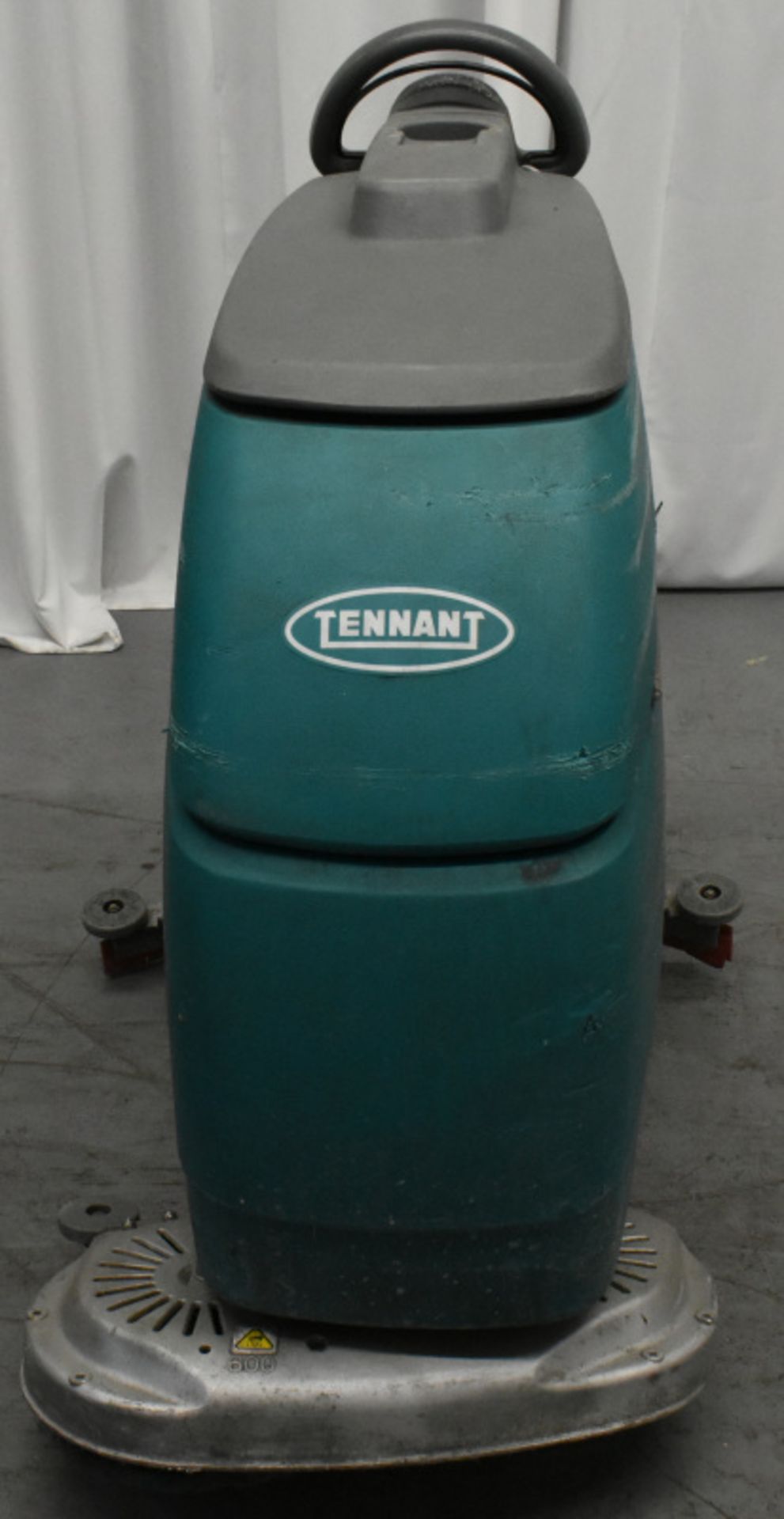 Tennant T3+, comes with key and working charger, starts and runs 1572 hours - Image 8 of 9