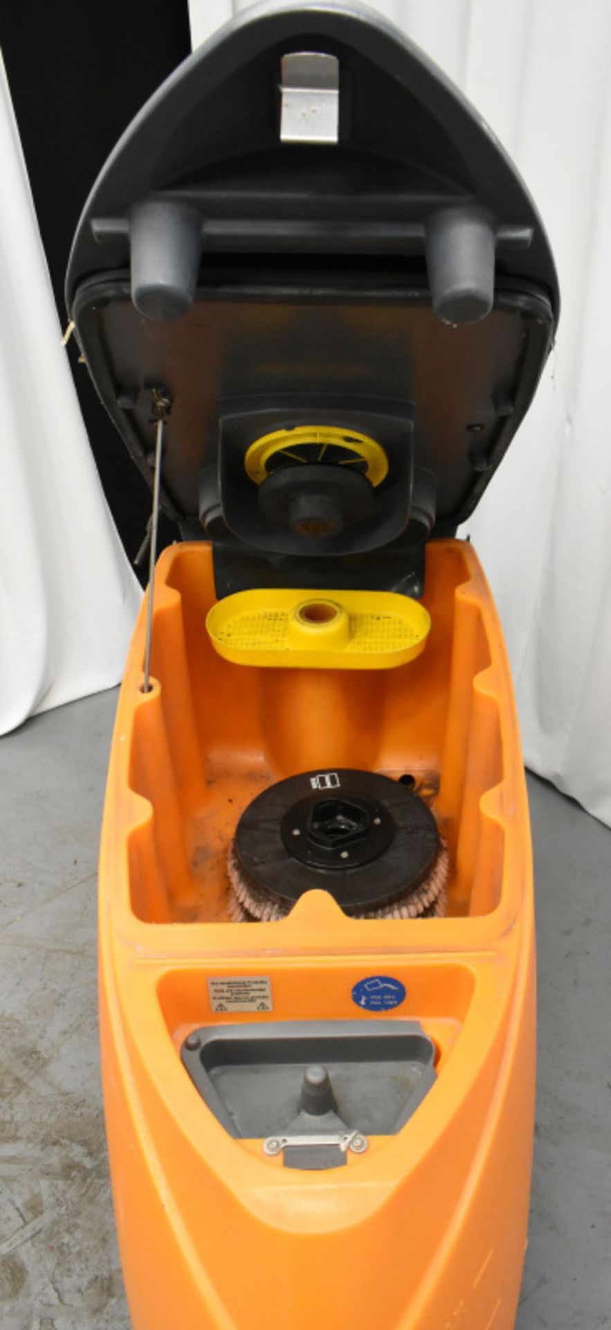 Taski Swingo 1650 Floor Scrubber Dryer, comes with key, starts and runs - Image 5 of 6