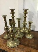 A mixed lot of brass candlesticks including one pair and four odd candlesticks (tallest: 26cm)