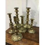 A mixed lot of brass candlesticks including one pair and four odd candlesticks (tallest: 26cm)