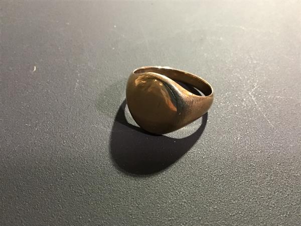 A gentleman's yellow metal signet ring marked 10k (5.3g)