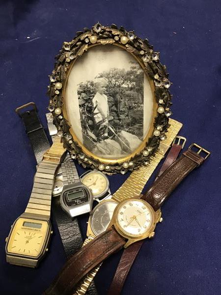 A mixed lot including an oval frame on easel stand with leaf and pearl decoration (losses), together