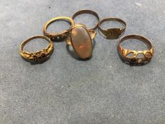 A group of rings including gold, yellow metal, a moonstone set ring etc. (a lot)