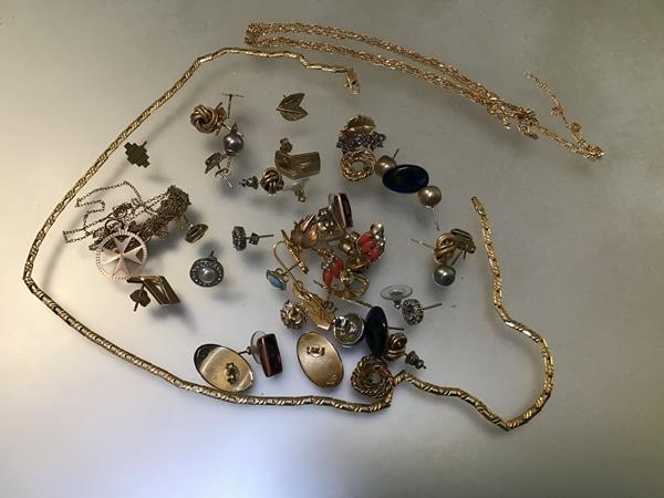 A quantity of assorted jewellery including earrings, gilt metal chains, 9ct gold chains, a Maltese