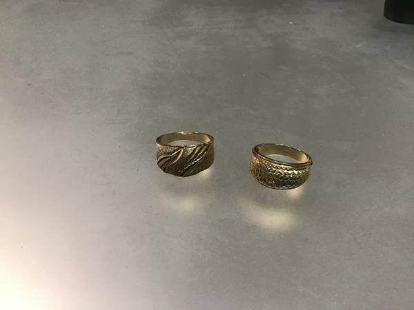 Two 9ct gold rings (S and O) (8.63g)