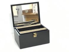 A black hinged top travelling jewellery box with a fitted interior (a/f) (h.12cm x 22cm x 16cm)