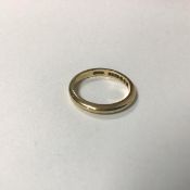 A 9ct gold wedding band (L) (2.44g)