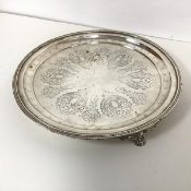 A plated footed salver with a beaded edge and floral engraving to well (h.3cm x d.30cm)