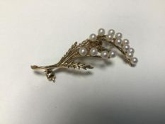 A 9ct gold leaf and cultured pearl spray brooch (l.5cm) (5.5g)