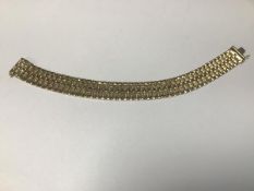 A 9ct gold textured and polished flexible flat link bracelet (l.18cm) (18.1g)