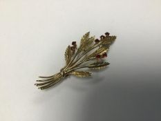 A 9ct gold wheatsheaf brooch set with seven cognac coloured garnets (l.6cm) (6.2g)