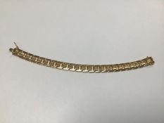 A 9ct gold hollow flat link chain bracelet (20cm) (15.4g)