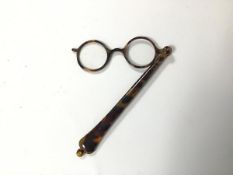 An early 20thc tortoiseshell lorgnette (fully open: 29cm)