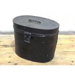 A tolle oval hatbox with hinged top and loop handle (h.27cm x 33cm x 22cm)