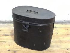 A tolle oval hatbox with hinged top and loop handle (h.27cm x 33cm x 22cm)