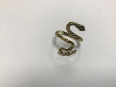 A 9ct gold serpent style ring with textured body (Q) (3.02g)