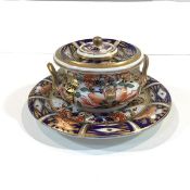 A Derby porcelain Imari palette inkwell on stand, the well in the Regency taste, of compressed