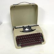 An Olympia Splendid 33 travelling typewriter (h.9cm x 31cm x 33cm)