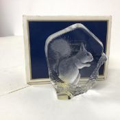 A Mats Jonasson Swedish cut crystal sculpture with a counter relief squirrel, with original box (h.