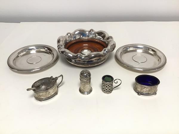A silver pepperette, a lidded salt with spoon and a pierced silver handled vase (combined overall:
