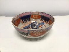 An Imari fruit bowl, c.1930s with crysanthemum and lotus decoration (h.10cm x d.22cm)