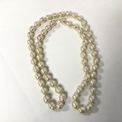 A freshwater pearl necklace (45cm)