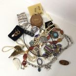 A collection of costume jewellery including an expandable shell bracelet, imitation pearls, polished