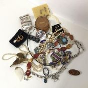 A collection of costume jewellery including an expandable shell bracelet, imitation pearls, polished