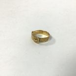 An 18ct gold ring in the form of a buckle (Q) (4.93g)