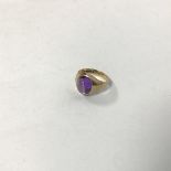A 9ct gold ring set single oval polished amethyst (L) (3.02g)