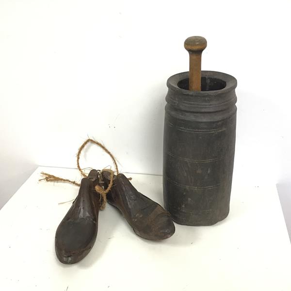 A wooden grain mortar and pestle (mortar: h.32cm), and a pair of wooden shoe lasts (l.26cm x 9cm)