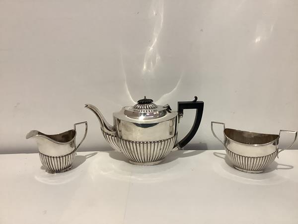 A George V silver three piece tea service, Gilbert & Co., Birmingham 1913, in the Georgian style,