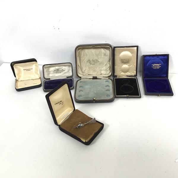 An Ortak silver curling bar brooch (l.6cm) (4.55g), in original box, with five other vintage