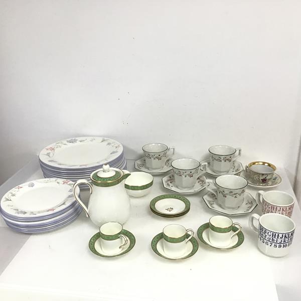 A mixed lot including a 1930s/40s Royal Worcester coffee pot (h.17cm x 15cm x 11cm) includes three