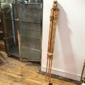 A Windsor & Newton, London oak artist's adjustable easel (closed: 131cm x 11cm)