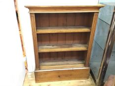 An Edwardian oak open bookcase, the moulded cornice above three shelves, with pilasters to sides, on