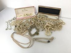 A large assortment of imitation pearl necklaces of various designs and lengths (a lot)