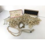 A large assortment of imitation pearl necklaces of various designs and lengths (a lot)