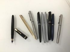 A collection of pens including Parker and Papermate (9)