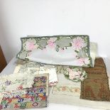 An assortment of vintage linens including linen, samplers, coasters, hand towels etc. (a lot)