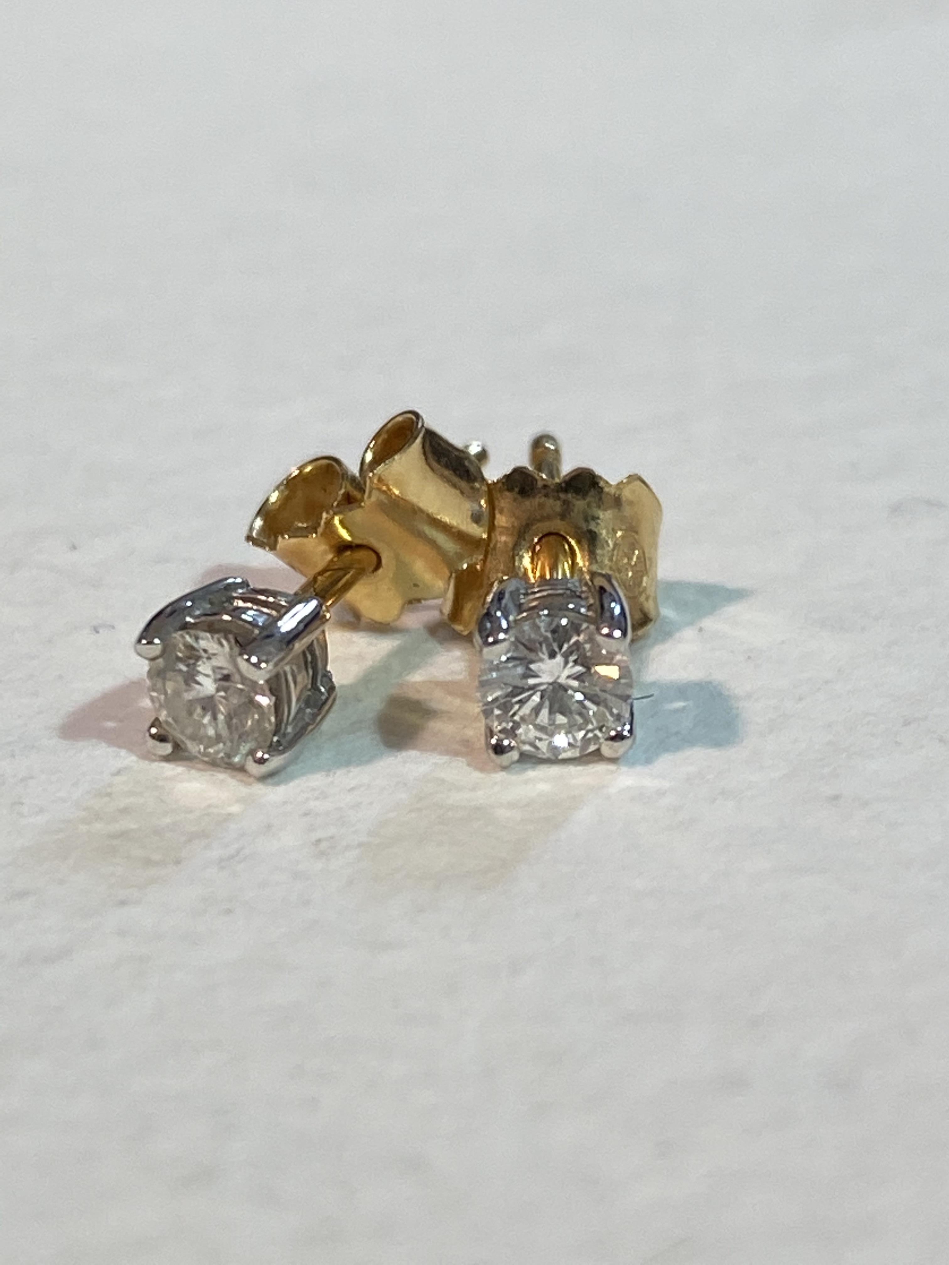A pair of diamond stud earrings (0.2ct each), on 9ct gold mounts in claw setting (1.09g) (l.1.5cm)