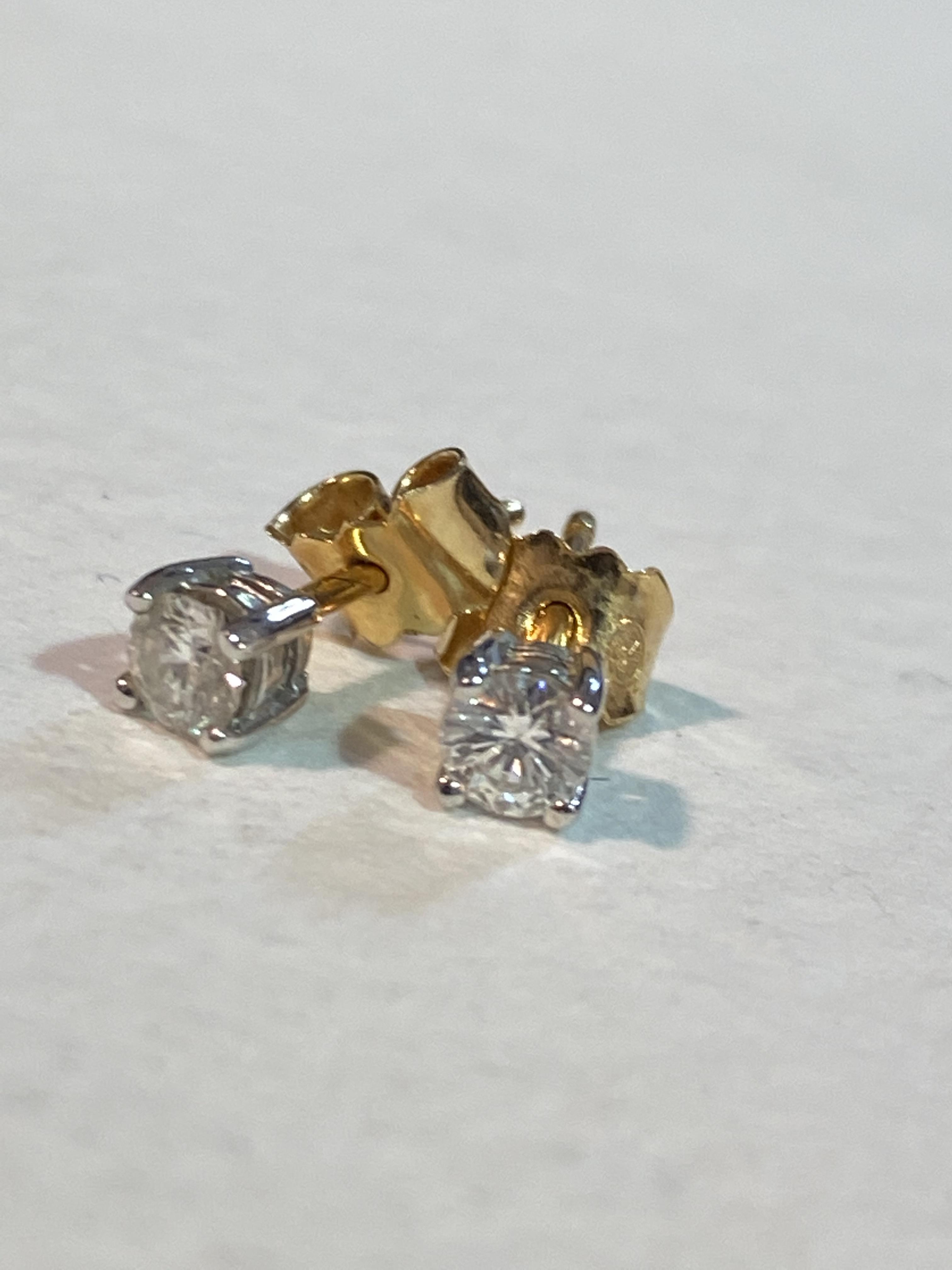 A pair of diamond stud earrings (0.2ct each), on 9ct gold mounts in claw setting (1.09g) (l.1.5cm) - Image 2 of 2